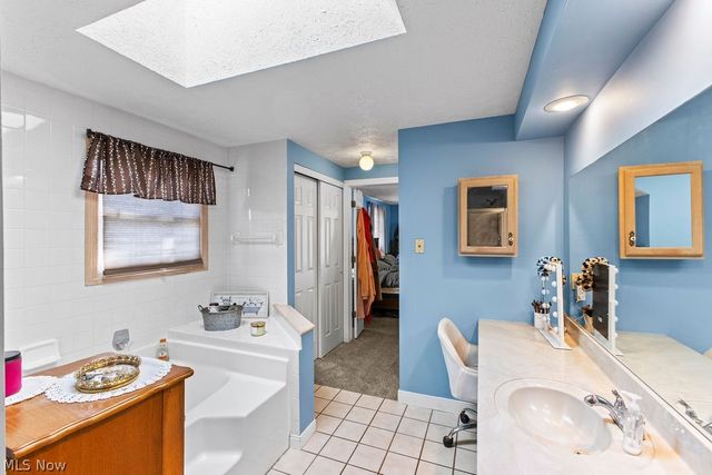 3597 Stratavon Drive NW, North Canton, OH 44720