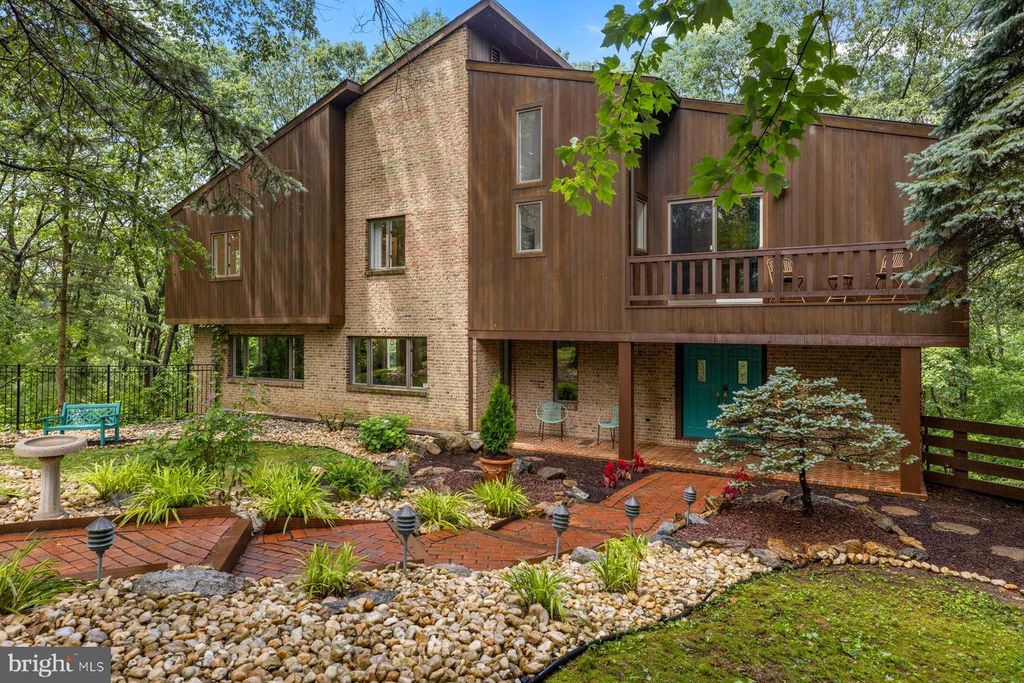 3385 WOODBRIDGE CIR, Bethlehem, PA 18017