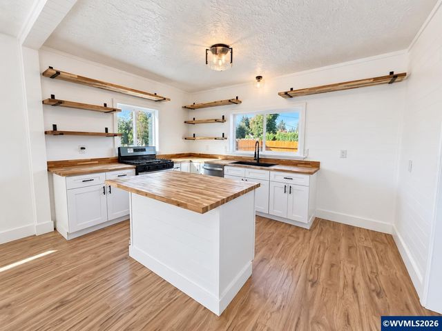 303 W Water St, Stayton, OR 97383