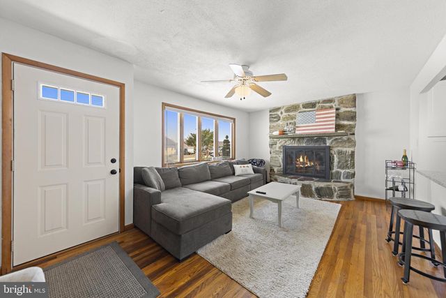 34 LAKE SINGLETON CT, Tuckerton, NJ 08087