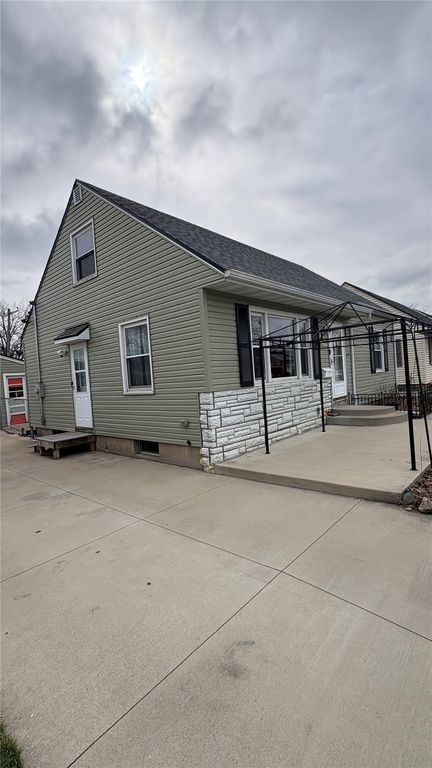 1421 9th St NW, Cedar Rapids, IA 52405