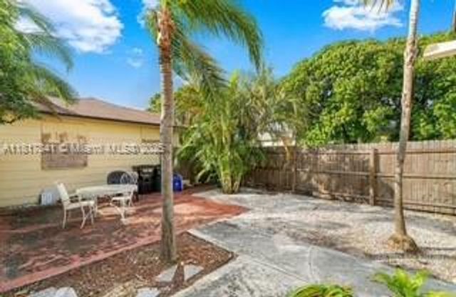 1416 N 2nd Ave N, Lake Worth, FL 33460
