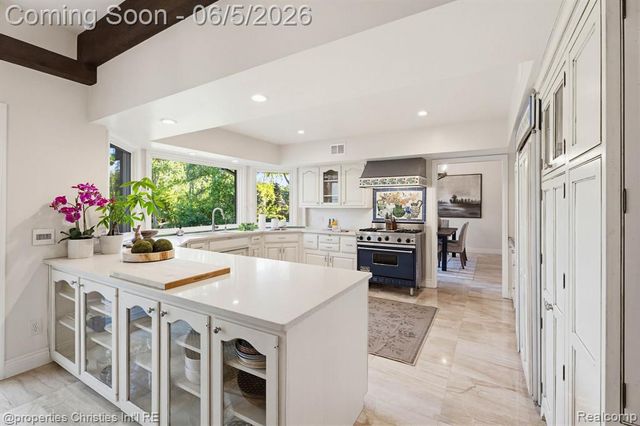 1865 Harvest Lane, Bloomfield Hills, MI 48302