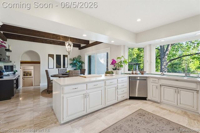 1865 Harvest Lane, Bloomfield Hills, MI 48302
