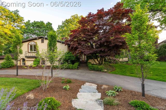 1865 Harvest Lane, Bloomfield Hills, MI 48302