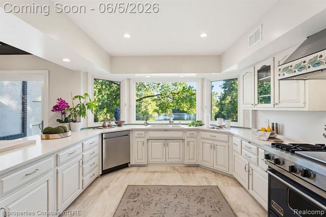 1865 Harvest Lane, Bloomfield Hills, MI 48302