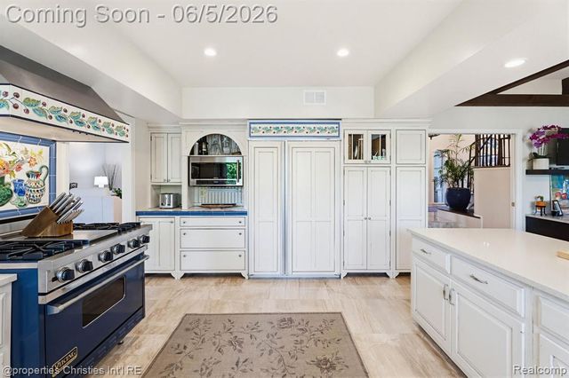 1865 Harvest Lane, Bloomfield Hills, MI 48302