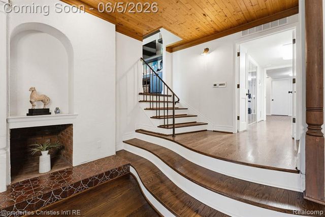 1865 Harvest Lane, Bloomfield Hills, MI 48302