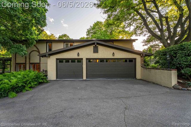 1865 Harvest Lane, Bloomfield Hills, MI 48302
