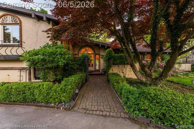 1865 Harvest Lane, Bloomfield Hills, MI 48302