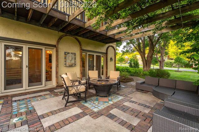 1865 Harvest Lane, Bloomfield Hills, MI 48302