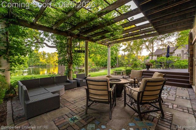 1865 Harvest Lane, Bloomfield Hills, MI 48302