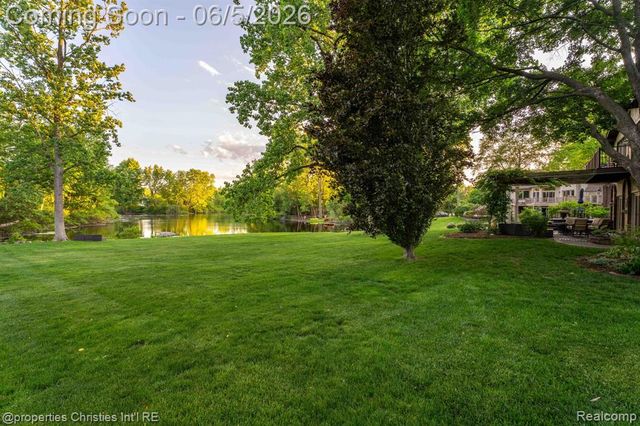 1865 Harvest Lane, Bloomfield Hills, MI 48302