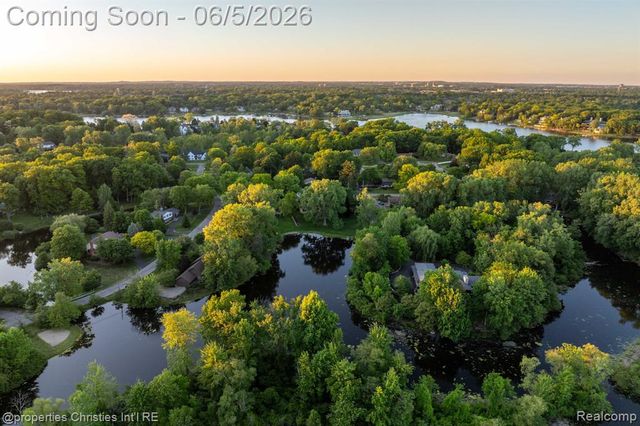 1865 Harvest Lane, Bloomfield Hills, MI 48302