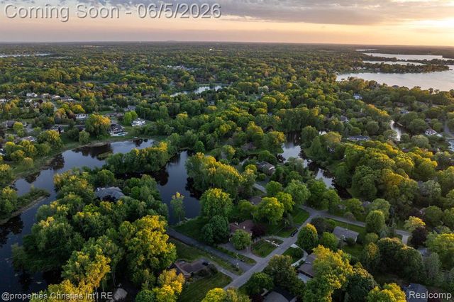 1865 Harvest Lane, Bloomfield Hills, MI 48302