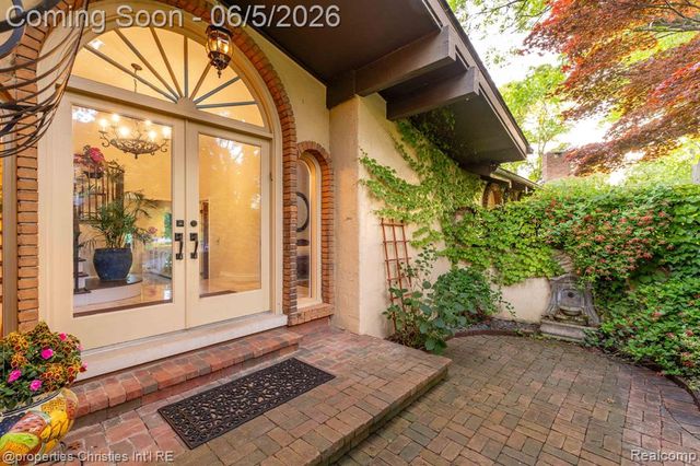 1865 Harvest Lane, Bloomfield Hills, MI 48302