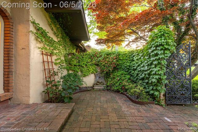 1865 Harvest Lane, Bloomfield Hills, MI 48302