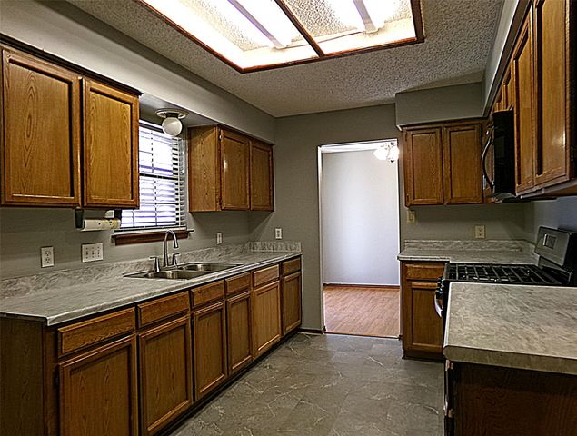 1913 Killarney DR, Leander, TX 78641