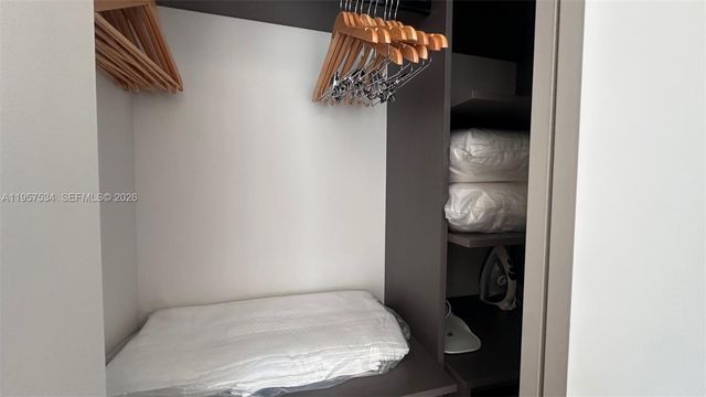 11 NE 6th St 902, Miami, FL 33132