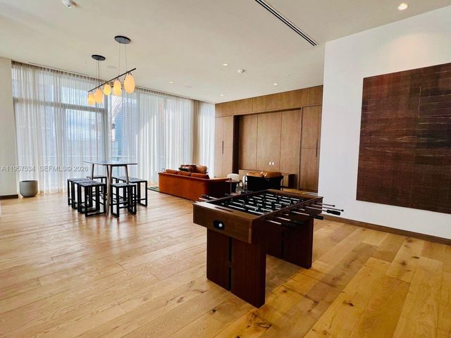 11 NE 6th St 902, Miami, FL 33132