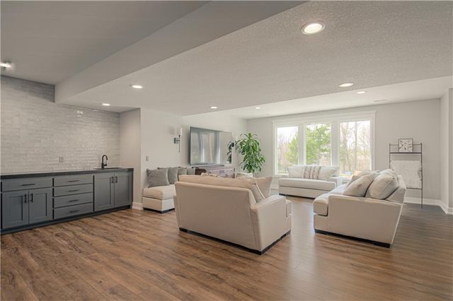 2002 Foxtail Point, Kearney, MO 64060