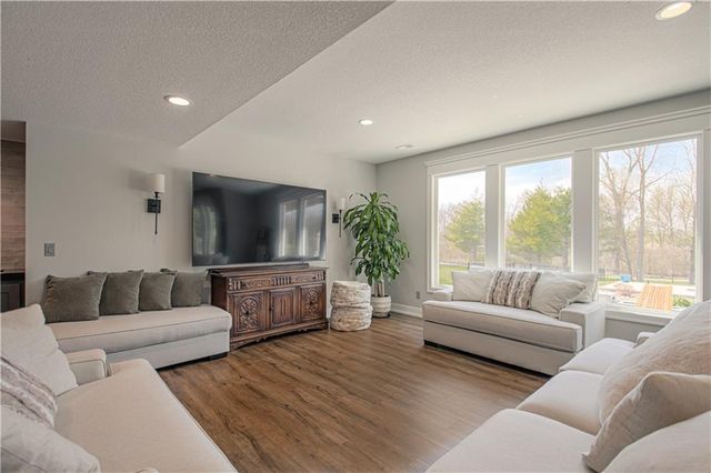 2002 Foxtail Point, Kearney, MO 64060