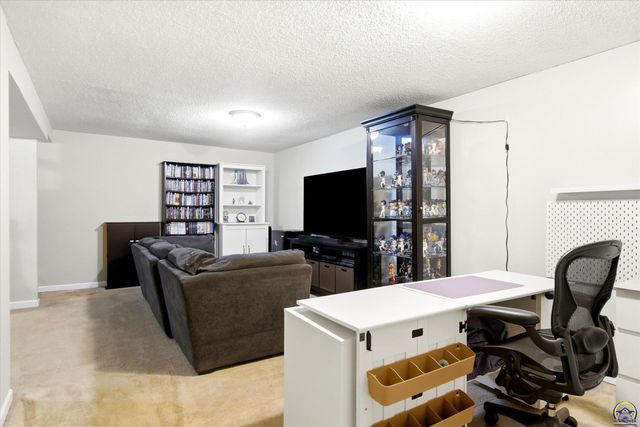 2543 SW Kent ST, Topeka, KS 66614