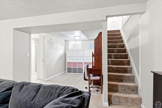 2543 SW Kent ST, Topeka, KS 66614