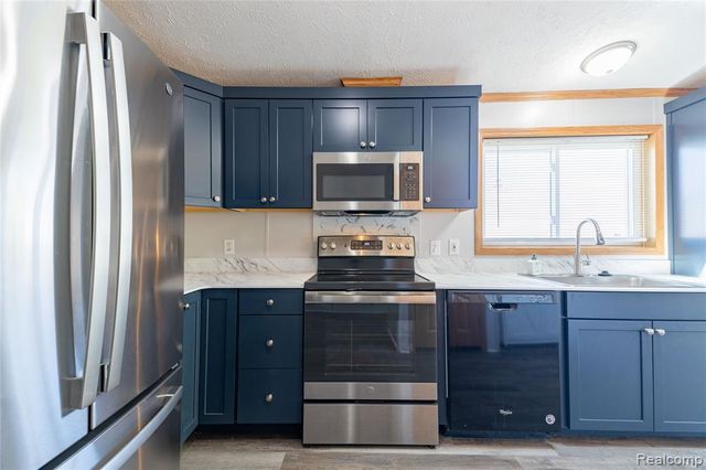 11160 Chestnut Run Court, South Lyon, MI 48178
