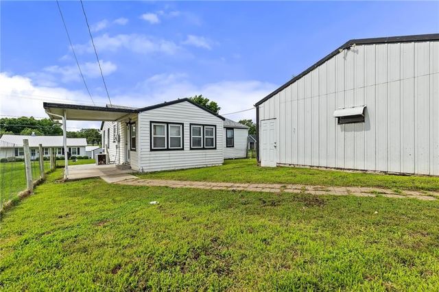 814 E North Main Street, Richmond, MO 64085
