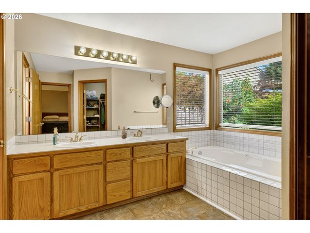 671 Ne MARYANN Ct, Hillsboro, OR 97124