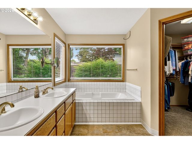 671 Ne MARYANN Ct, Hillsboro, OR 97124