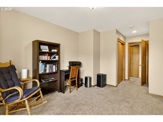 671 Ne MARYANN Ct, Hillsboro, OR 97124