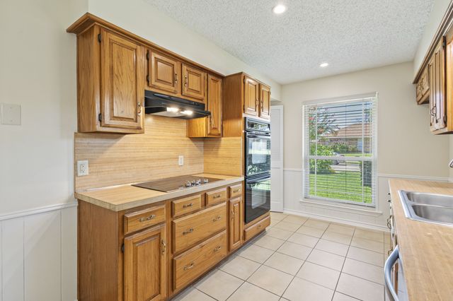 1610 Steenson Drive, Carrollton, TX 75007