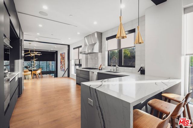 303 Venice Way, Venice, CA 90291