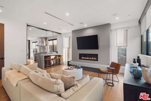 303 Venice Way, Venice, CA 90291