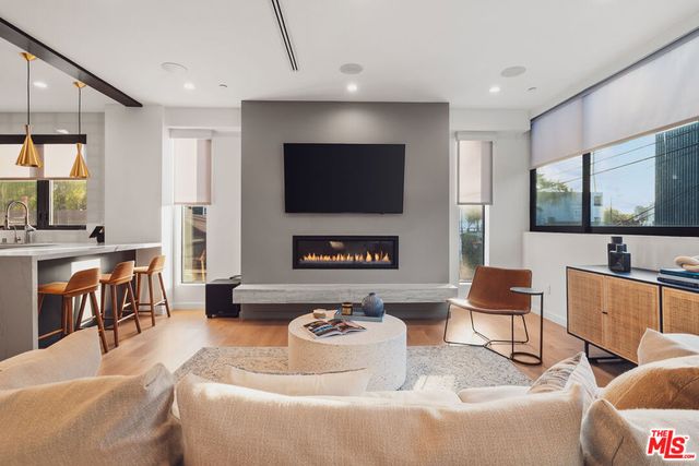 303 Venice Way, Venice, CA 90291