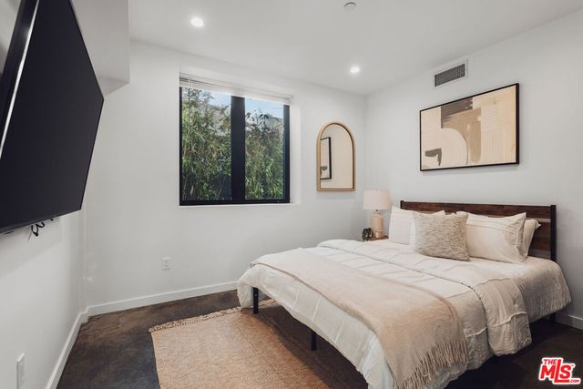 303 Venice Way, Venice, CA 90291