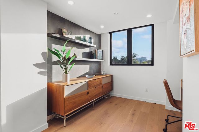 303 Venice Way, Venice, CA 90291