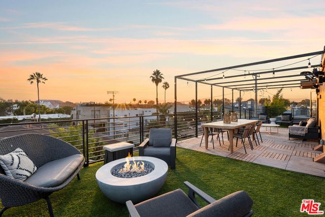 303 Venice Way, Venice, CA 90291