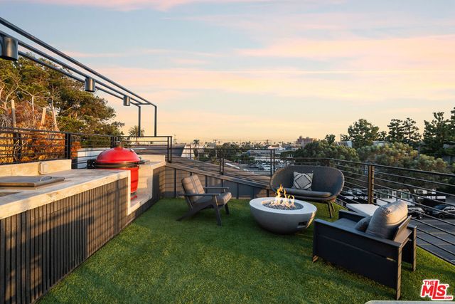 303 Venice Way, Venice, CA 90291
