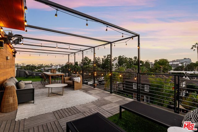 303 Venice Way, Venice, CA 90291