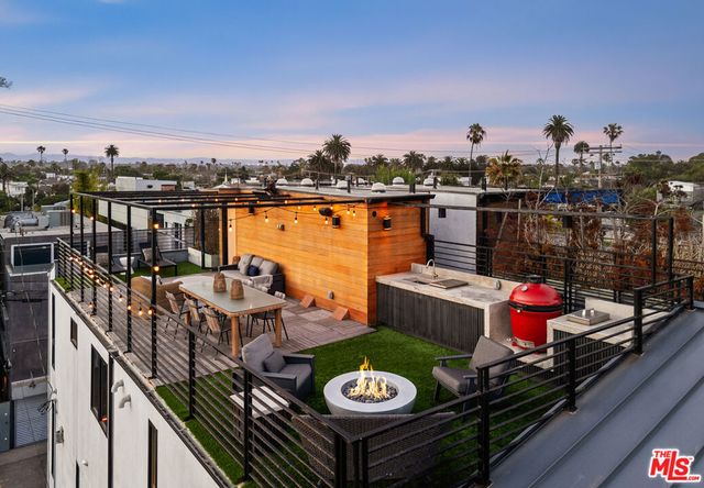 303 Venice Way, Venice, CA 90291
