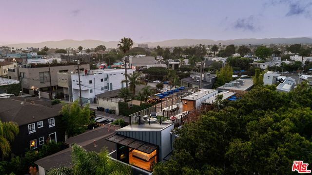 303 Venice Way, Venice, CA 90291