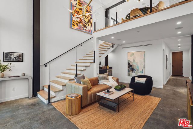 303 Venice Way, Venice, CA 90291