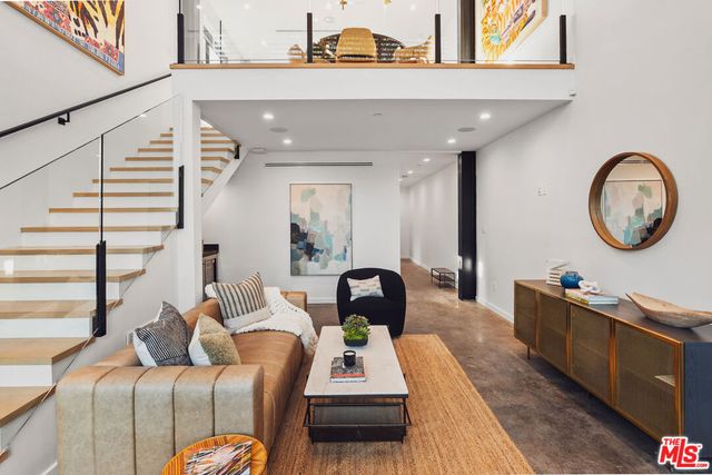 303 Venice Way, Venice, CA 90291