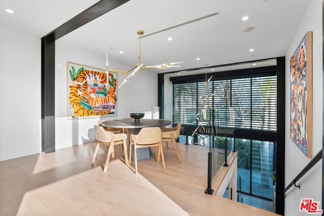 303 Venice Way, Venice, CA 90291