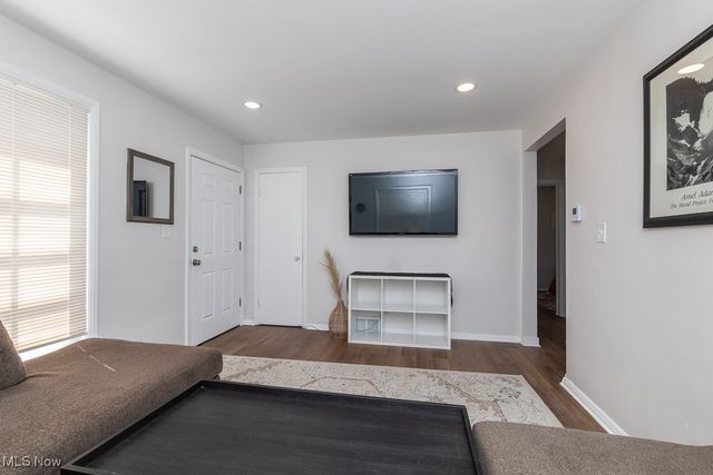 8018 Pinegrove Avenue, Parma, OH 44129