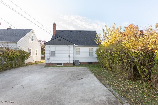 8018 Pinegrove Avenue, Parma, OH 44129