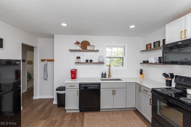 8018 Pinegrove Avenue, Parma, OH 44129